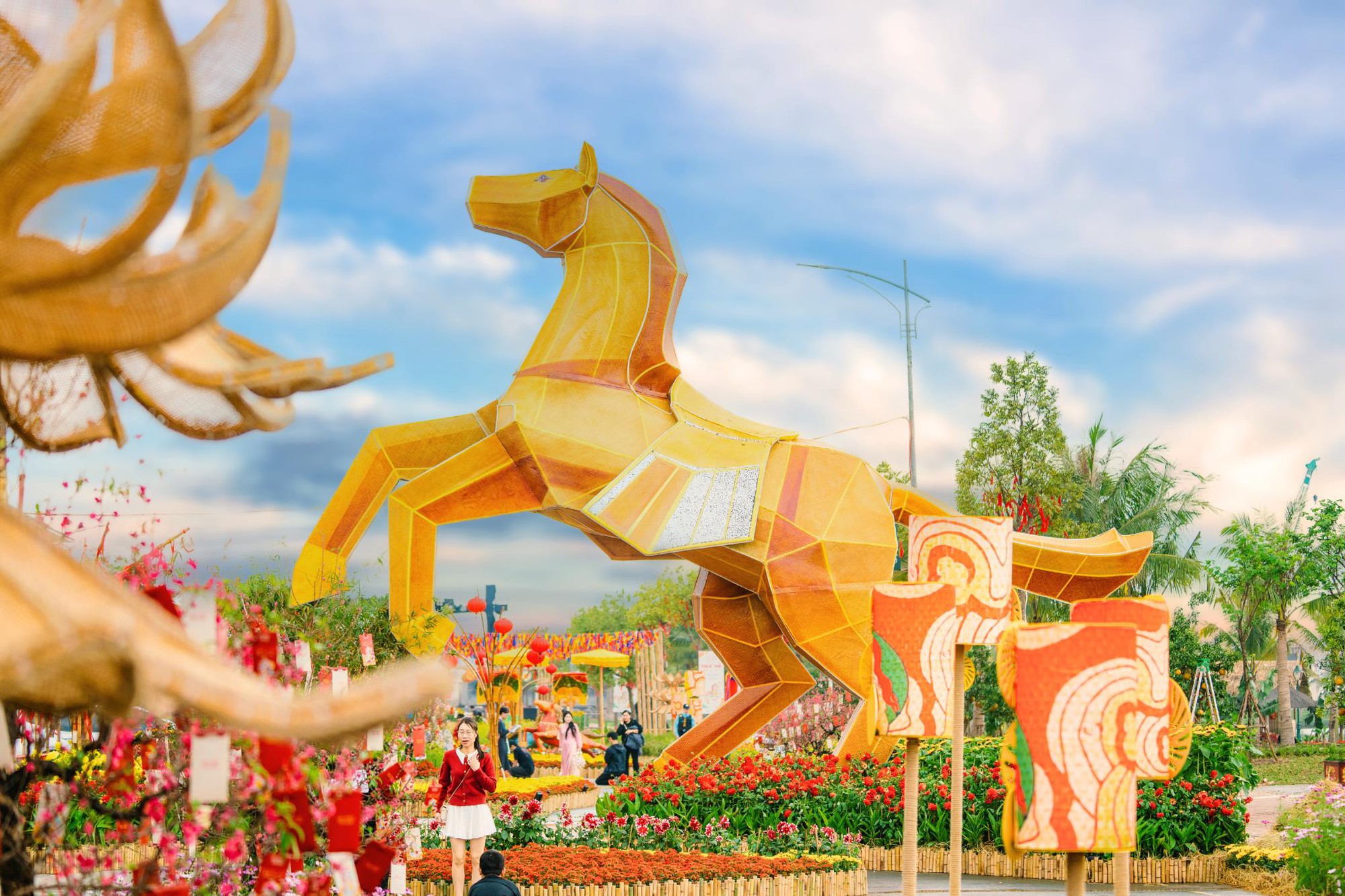 Giải mã Đường hoa Home Hanoi Xuan 2026: Tọa độ du xuân mới đang được giới trẻ Hà Nội rủ nhau check-in- Ảnh 2.