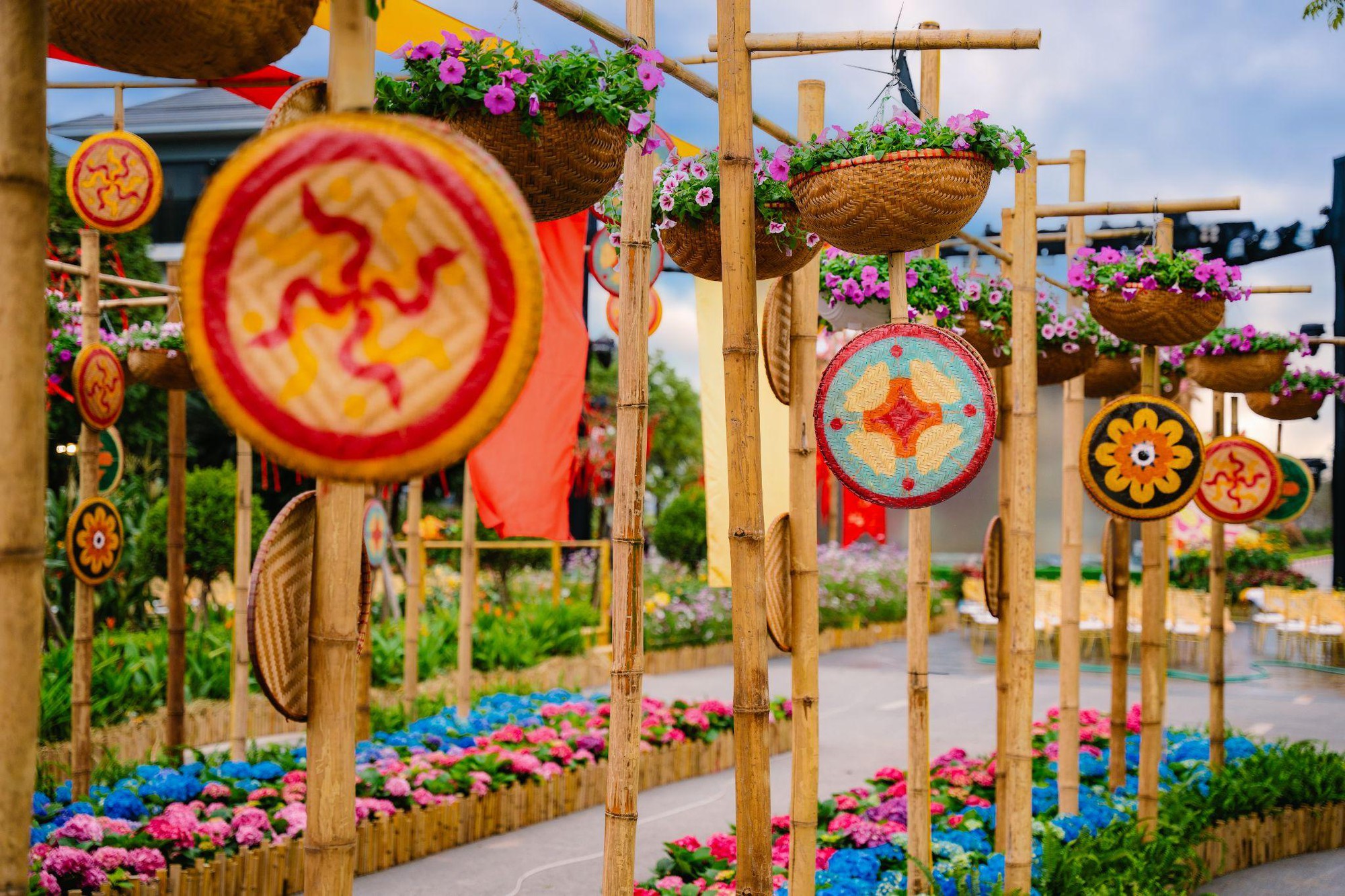 Giải mã Đường hoa Home Hanoi Xuan 2026: Tọa độ du xuân mới đang được giới trẻ Hà Nội rủ nhau check-in- Ảnh 3.