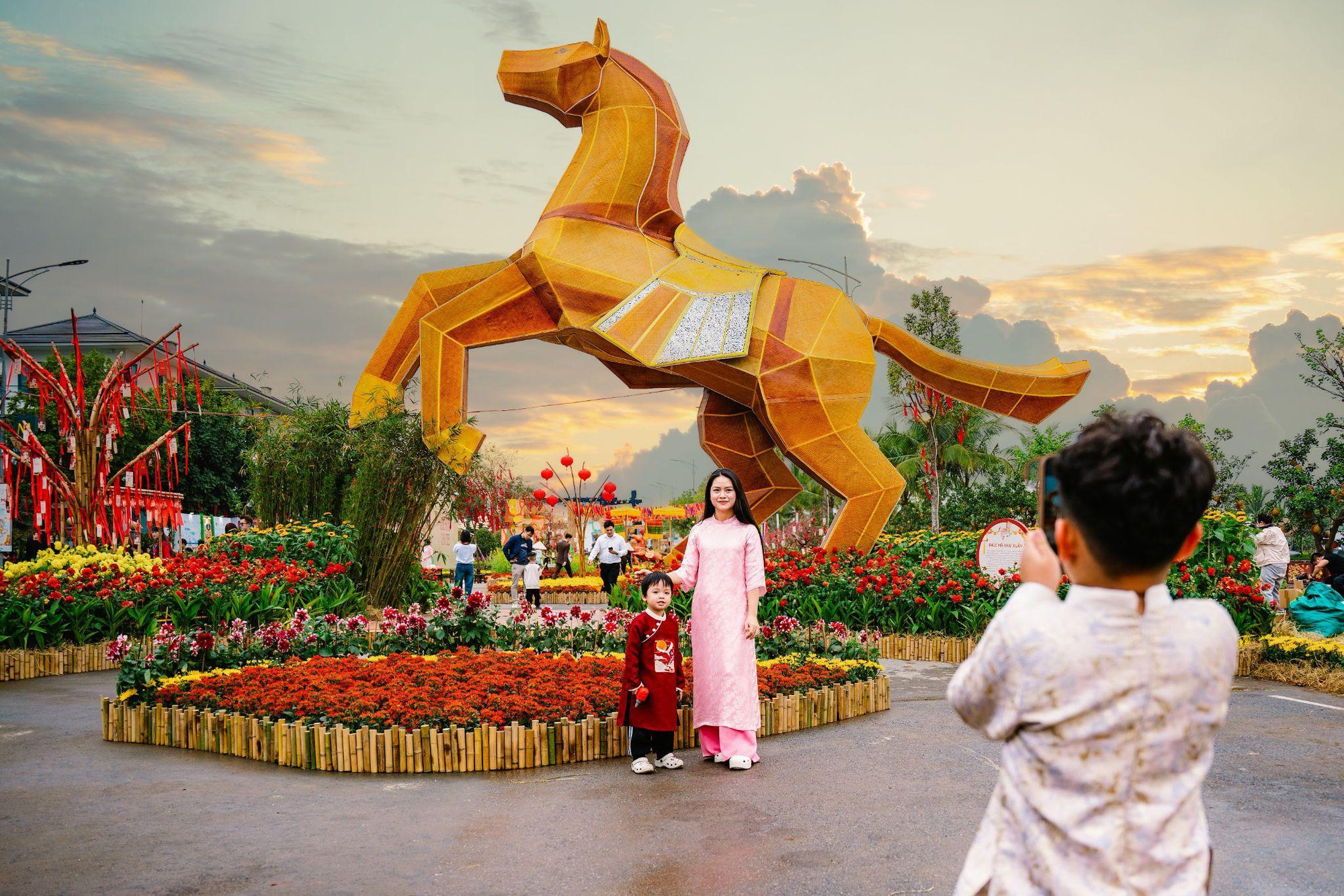 Giải mã Đường hoa Home Hanoi Xuan 2026: Tọa độ du xuân mới đang được giới trẻ Hà Nội rủ nhau check-in- Ảnh 5.