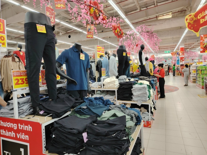 Gian hàng thời trang thưa khách, trái ngược hẳn gian hàng bia và nước giải khát cách đó vài bước chân, tại trung tâm thương mại GO! Thăng Long, Trần Duy Hưng, Hà Nội. Ảnh: Thủy Trương