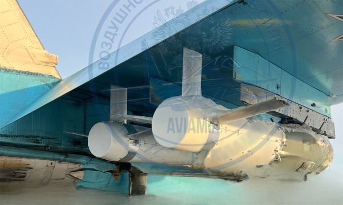 Phần đuôi bom lượn UMPB-5 lắp dưới cánh Su-34 trong ảnh công bố ngày 9/2. Ảnh: Osvedomitel