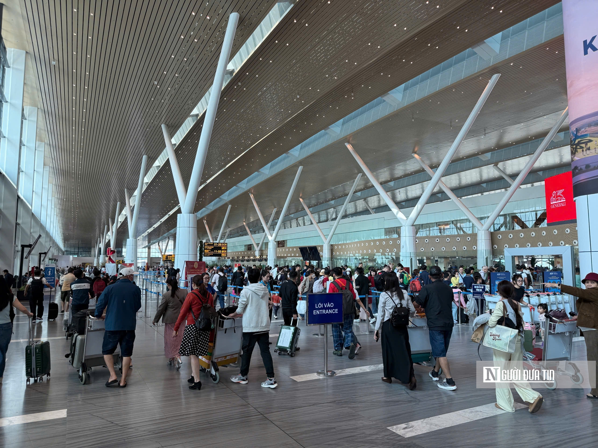 Khách đổ về sân bay Tân Sơn Nhất tăng 