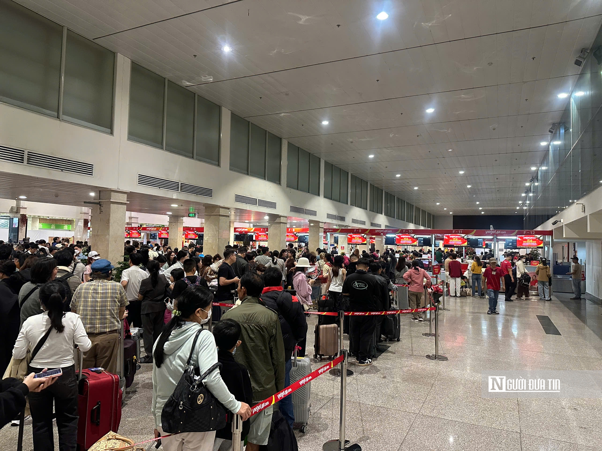 Khách đổ về sân bay Tân Sơn Nhất tăng 