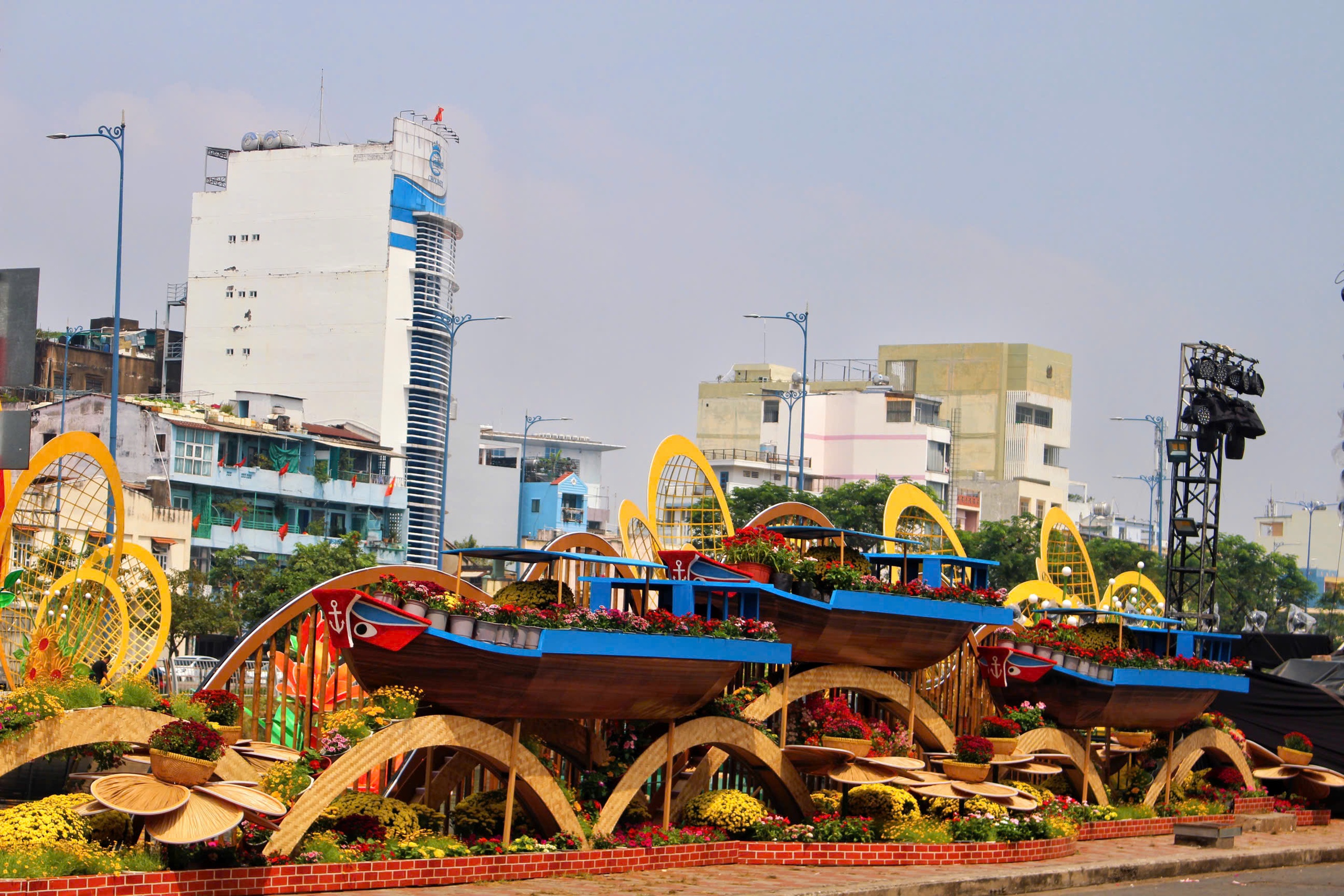 Không khí rộn ràng trước giờ khai mạc Chợ hoa xuân 