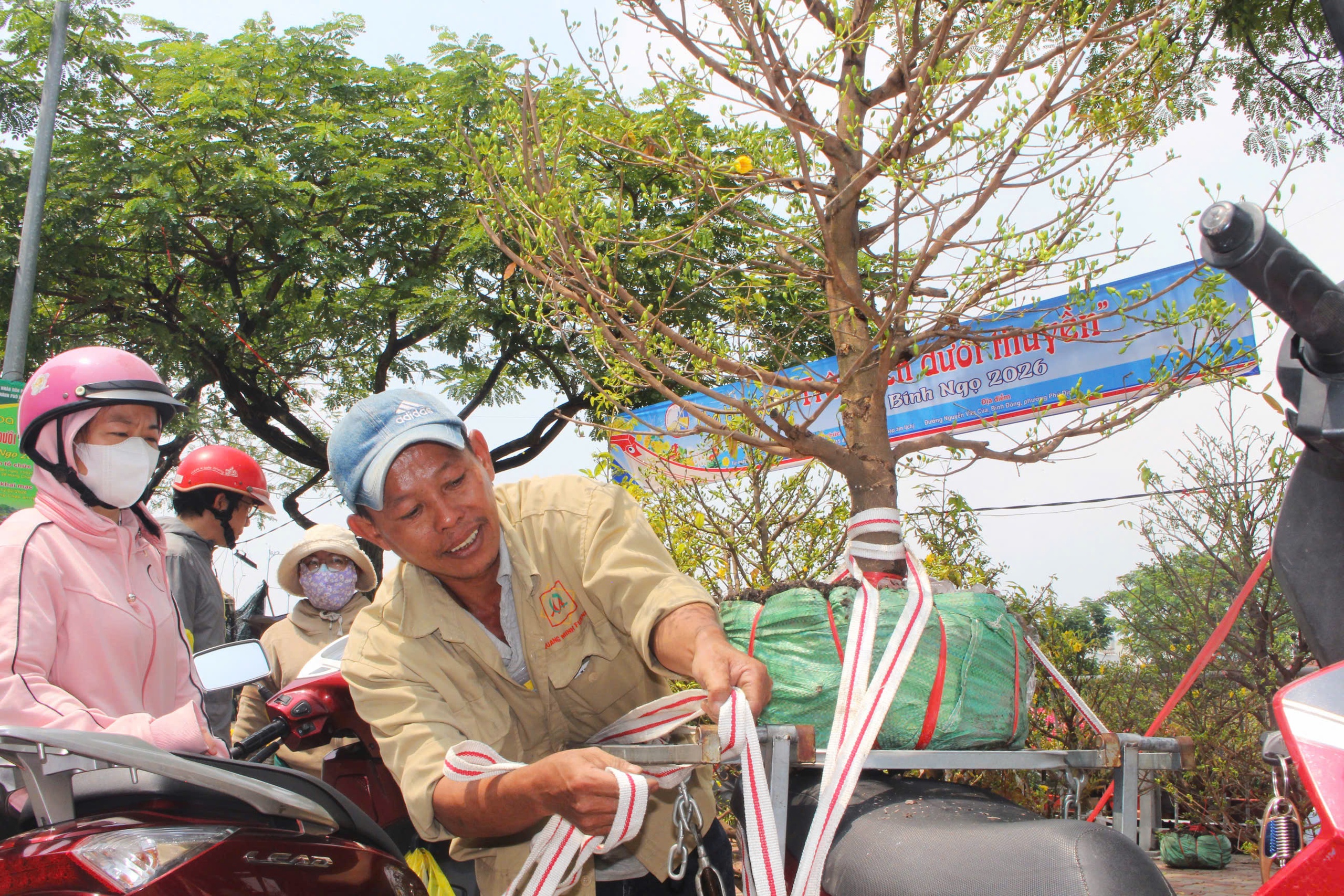 Không khí rộn ràng trước giờ khai mạc Chợ hoa xuân 