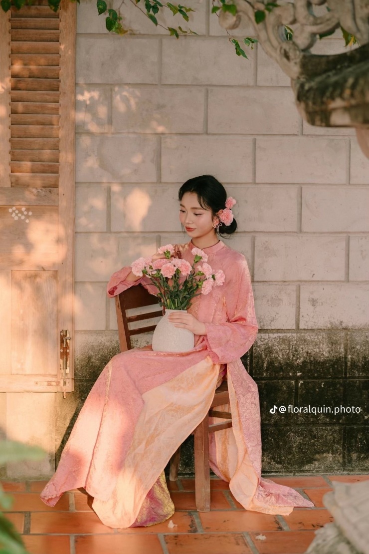 Áo dài gấm màu hồng phớt, áo tà kép, áo đắp ren là những kiểu dáng được nhiều người lựa chọn vì trông trang nhã, dễ mặc.