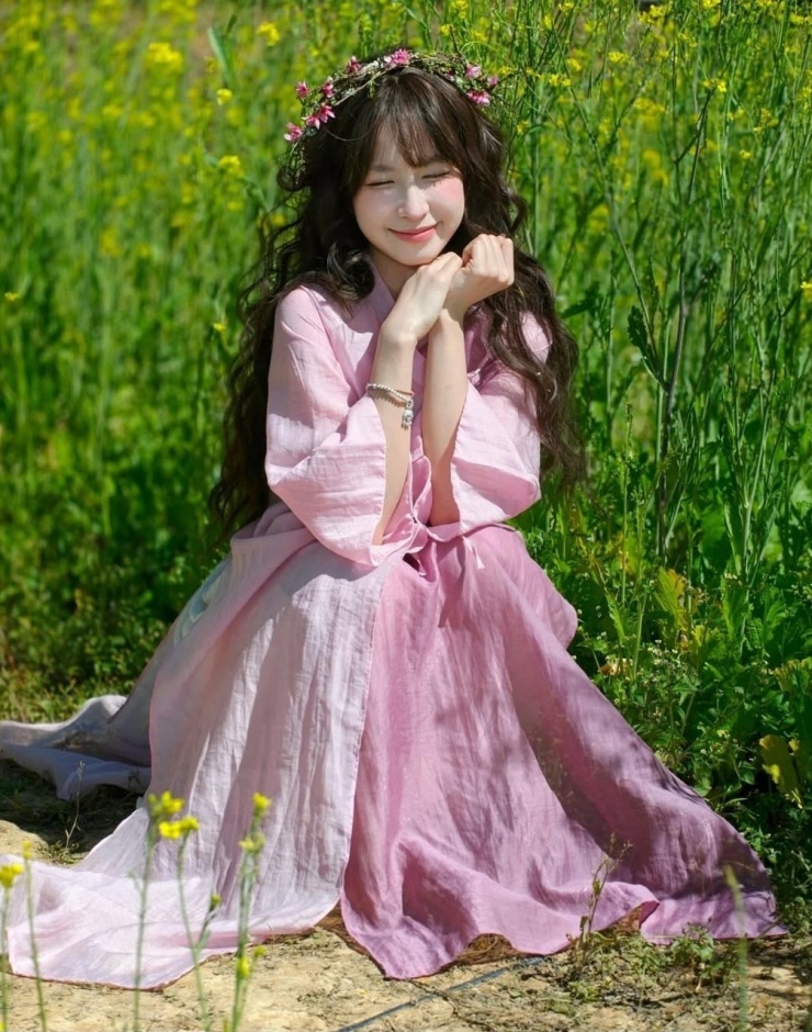 Bối cảnh chụp hình áo dài được yêu thích năm nay là vườn cây, hiên nhà, cánh đồng hoa, ngõ ngách và được chỉnh sửa tạo nên vẻ hoài cổ.