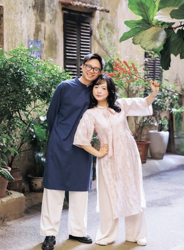 Áo dài không chỉ là lựa chọn của các bạn nữ mà còn thu hút nhiều bạn nam. Khoảng 5 năm trở lại đây, nhu cầu áo dài nam đang dần dần tăng lên nhờ các hoạt động quảng bá trang phục truyền thống rầm rộ và sự lăng xê của các cửa hàng địa phương. Minh Tùng, sinh viên Học viện Báo chí và Tuyên truyền, nói: "Trước đây em không quan tâm đến áo dài vì trông già. Nhưng bây giờ, áo được thiết kế trông hiện đại, dễ mặc hơn, kết hợp concept chụp hình vui nhộn, nên em lại thích mặc".