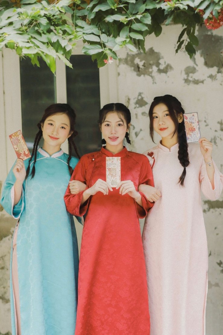 Ngoài áo dài cut-out, áo tà kép, áo dáng suông tiếp tục được ưa chuộng từ năm 2021.