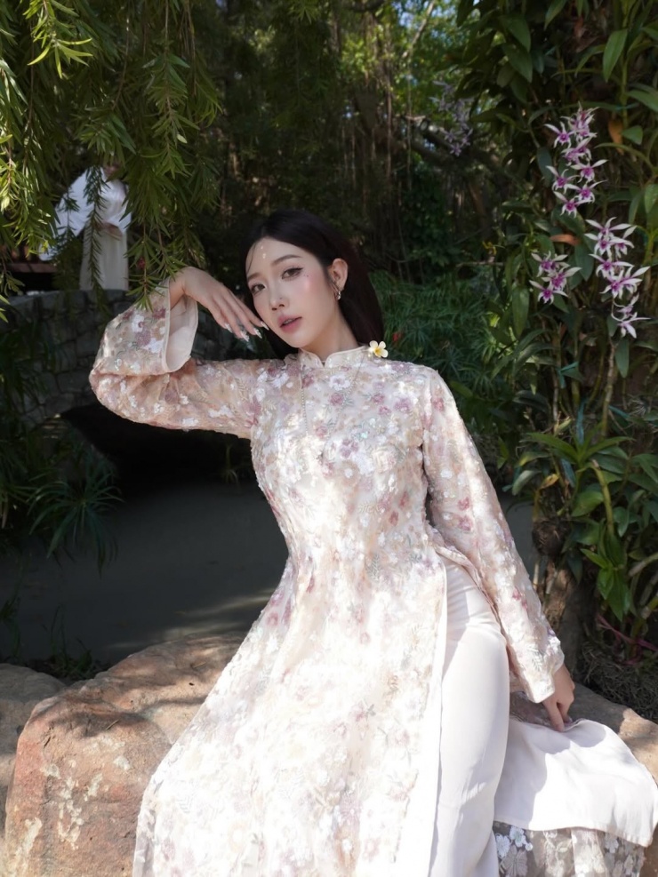 Một bạn trẻ ở TP HCM lựa chọn áo đính cườm và sequin - một trong những xu hướng áo nổi bật năm nay.