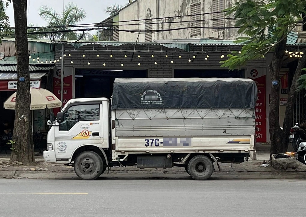 Đỗ xe tải chắn cửa hàng, chủ nhà tung chiêu “cực gắt”: 25 Tết vẫn chưa ngã ngũ, công an nói lý do không thể xử phạt- Ảnh 2.