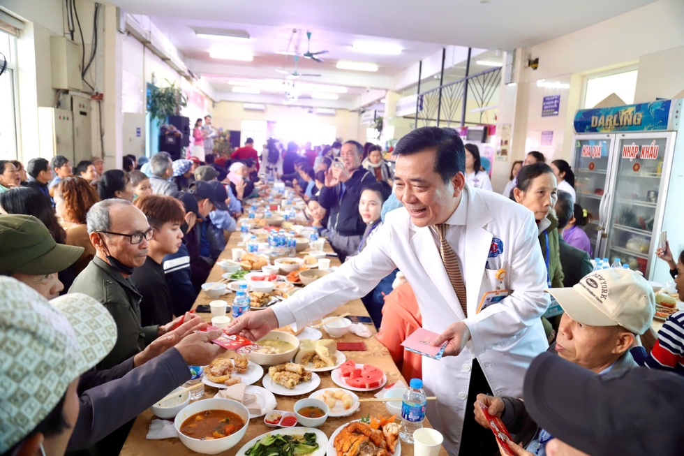 Bệnh nhân ấm lòng vì điều tốt đẹp từ bữa cơm tất niên, chuyến xe 0 đồng - 2