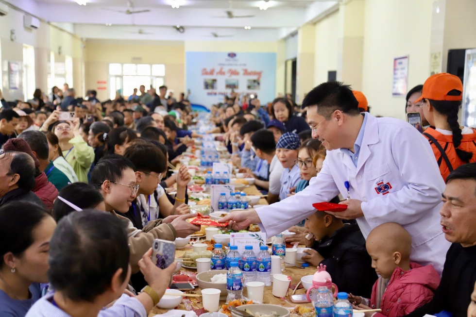 Bệnh nhân ấm lòng vì điều tốt đẹp từ bữa cơm tất niên, chuyến xe 0 đồng - 3