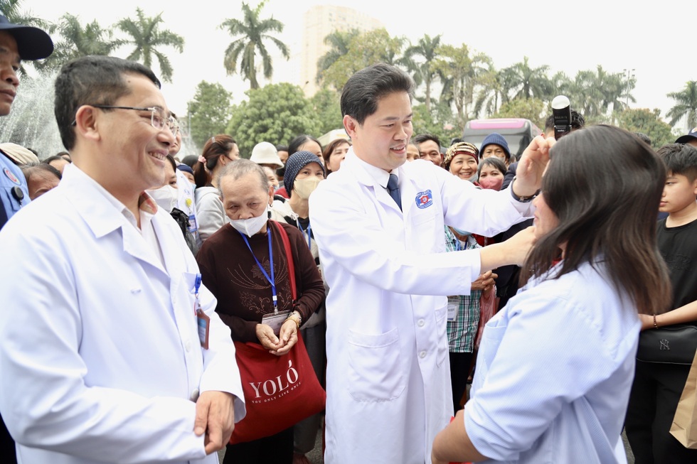 Bệnh nhân ấm lòng vì điều tốt đẹp từ bữa cơm tất niên, chuyến xe 0 đồng - 6