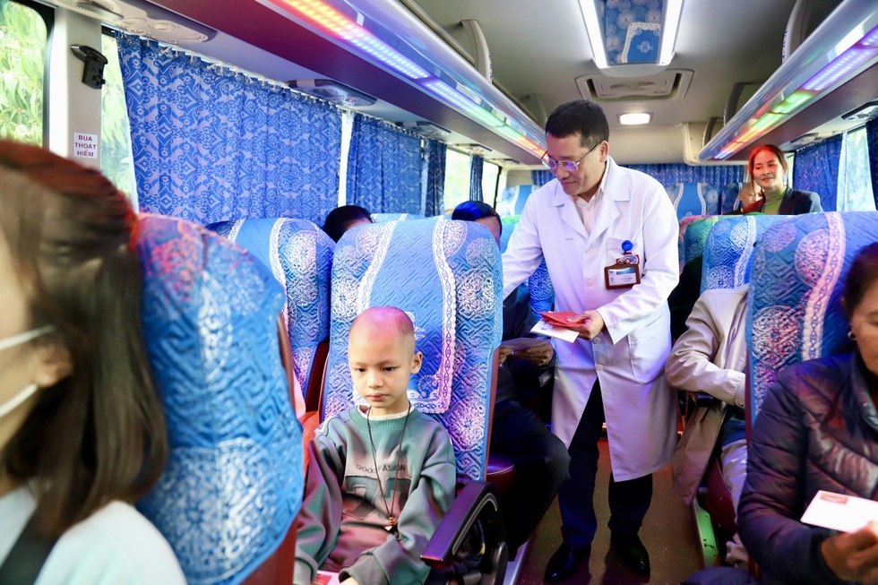 Bệnh nhân ấm lòng vì điều tốt đẹp từ bữa cơm tất niên, chuyến xe 0 đồng - 9