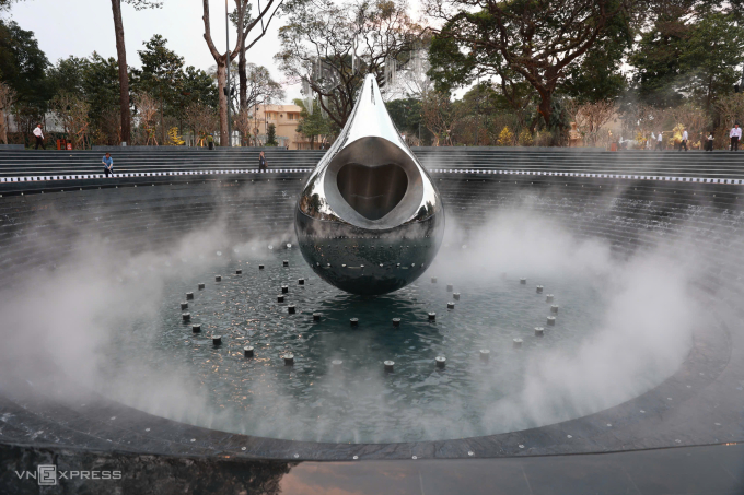 Biểu tượng Giọt nước, tâm điểm của Công viên tưởng niệm nạn nhân Covid-19, chiều 12/2. Ảnh: Quỳnh Trần