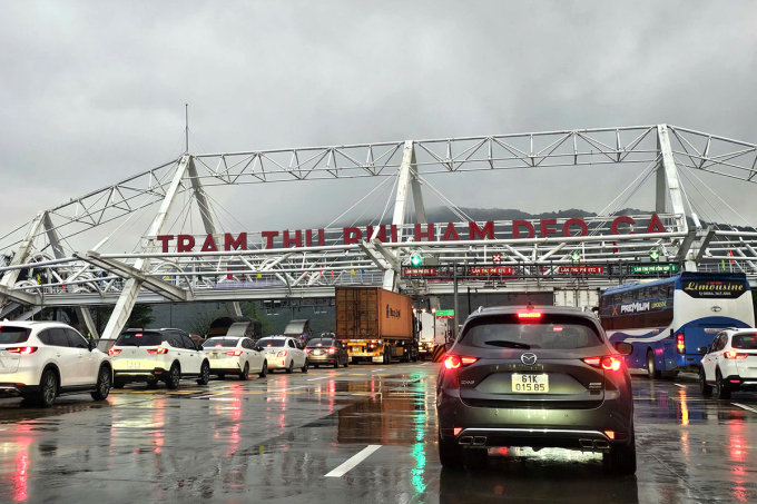 Hoàng loạt ôtô ùn ứ ở Đèo Cả. Ảnh: Hoàng Sao