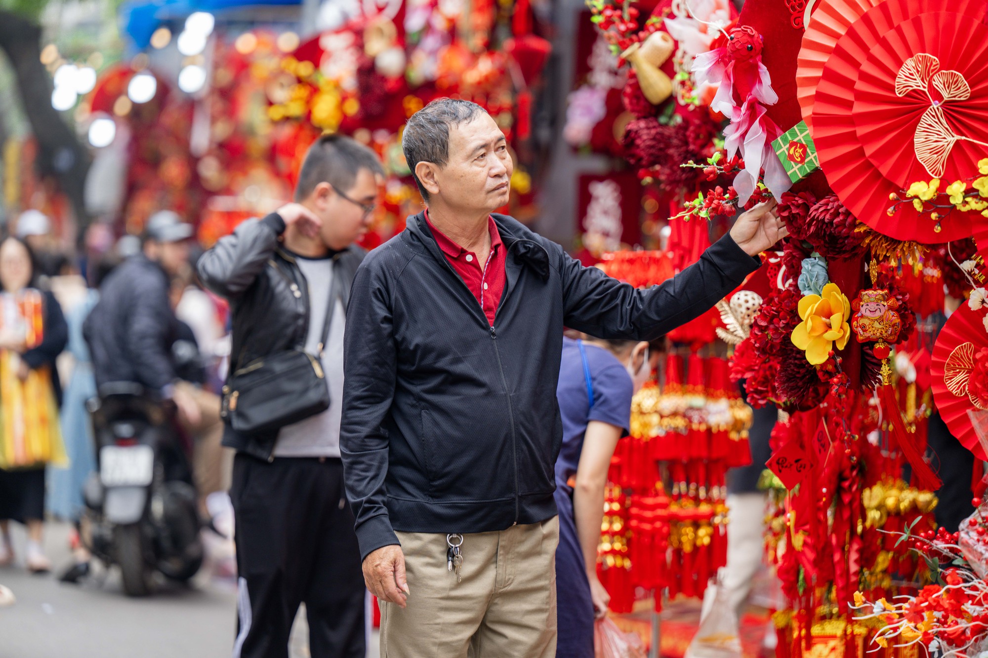 Phố Hàng Mã đỏ rực những ngày giáp Tết: Không còn cảnh chen nhau chụp ảnh, dân tình lặng lẽ sắm sửa đón xuân- Ảnh 11.