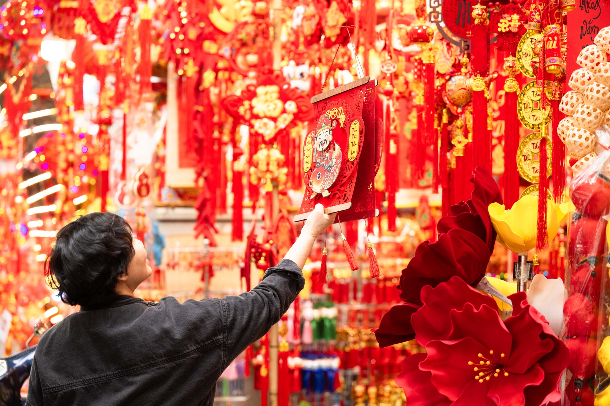 Phố Hàng Mã đỏ rực những ngày giáp Tết: Không còn cảnh chen nhau chụp ảnh, dân tình lặng lẽ sắm sửa đón xuân- Ảnh 12.