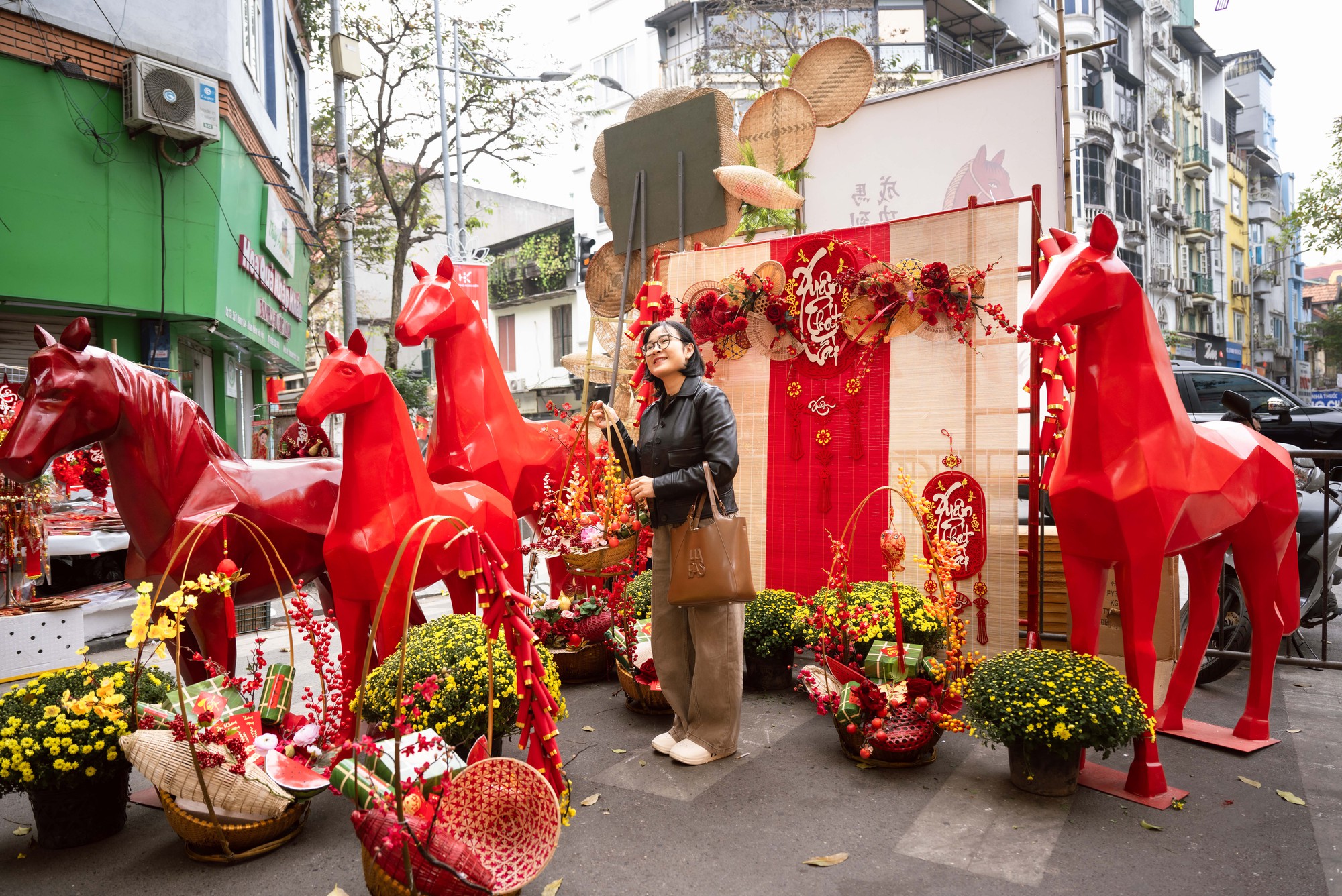 Phố Hàng Mã đỏ rực những ngày giáp Tết: Không còn cảnh chen nhau chụp ảnh, dân tình lặng lẽ sắm sửa đón xuân- Ảnh 14.