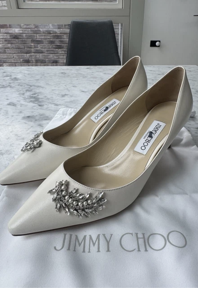 Hoa hậu Ý Nhi bóc phốt hãng giày được mệnh danh là 