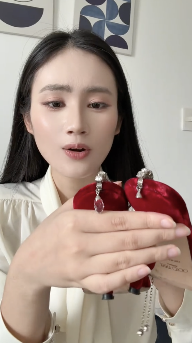 Hoa hậu Ý Nhi bóc phốt hãng giày được mệnh danh là 