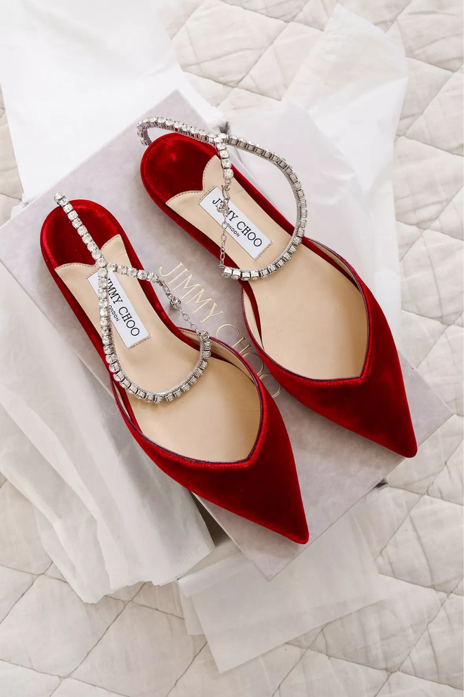 Hoa hậu Ý Nhi bóc phốt hãng giày được mệnh danh là 