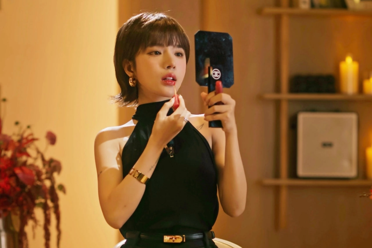 Nữ chính phim Trấn Thành gây tranh cãi vì trang phục hở hang, cách tạo dáng bất ổn- Ảnh 7.