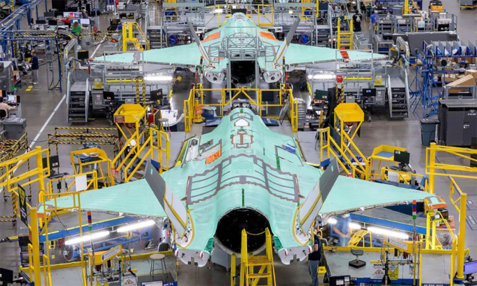 Tiêm kích F-35A trên dây chuyền lắp ráp. Ảnh: Lockheed Martin
