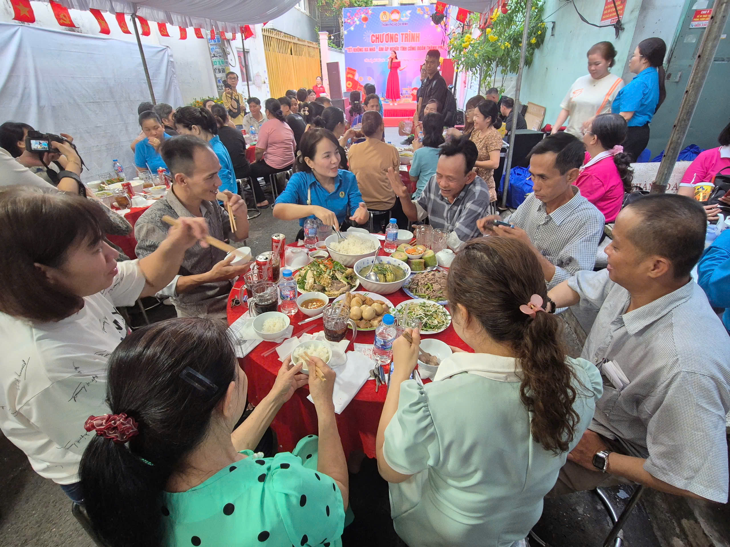 Tết không xa nhà ấp áp của người lao động khó khăn - Ảnh 2.