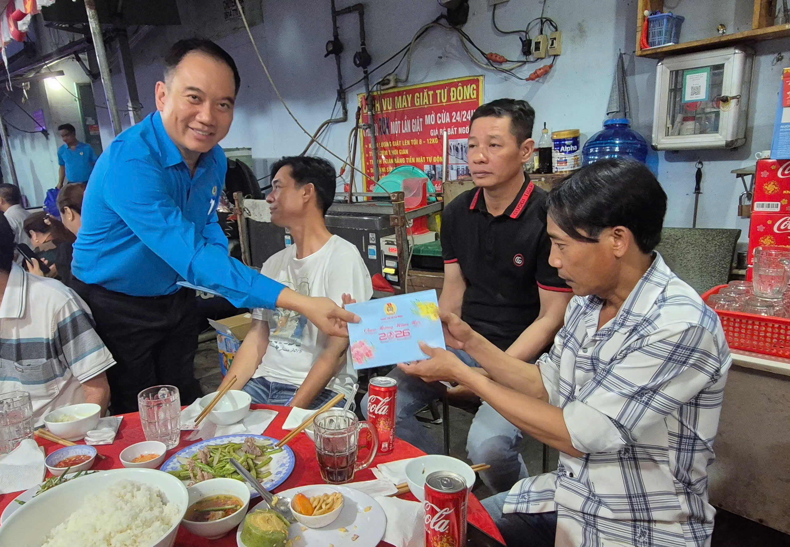 Tết không xa nhà ấp áp của người lao động khó khăn - Ảnh 3.