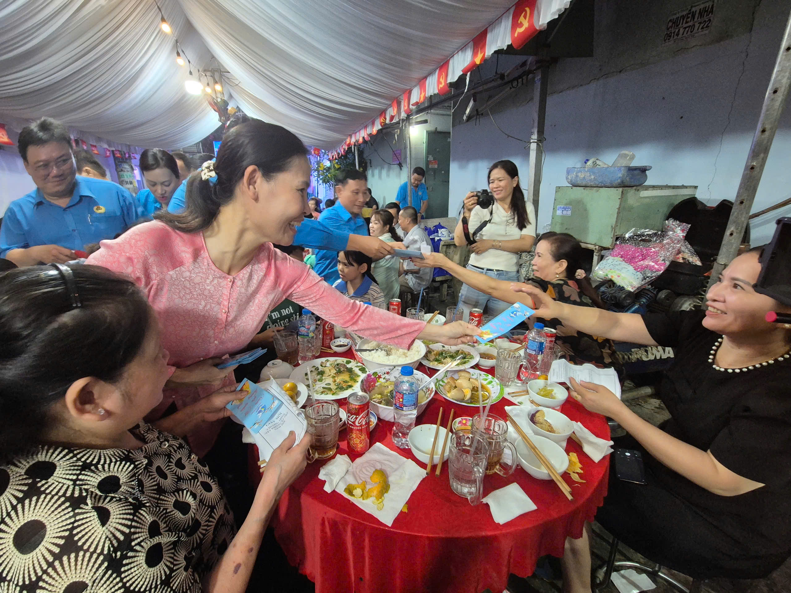 Tết không xa nhà ấp áp của người lao động khó khăn - Ảnh 4.