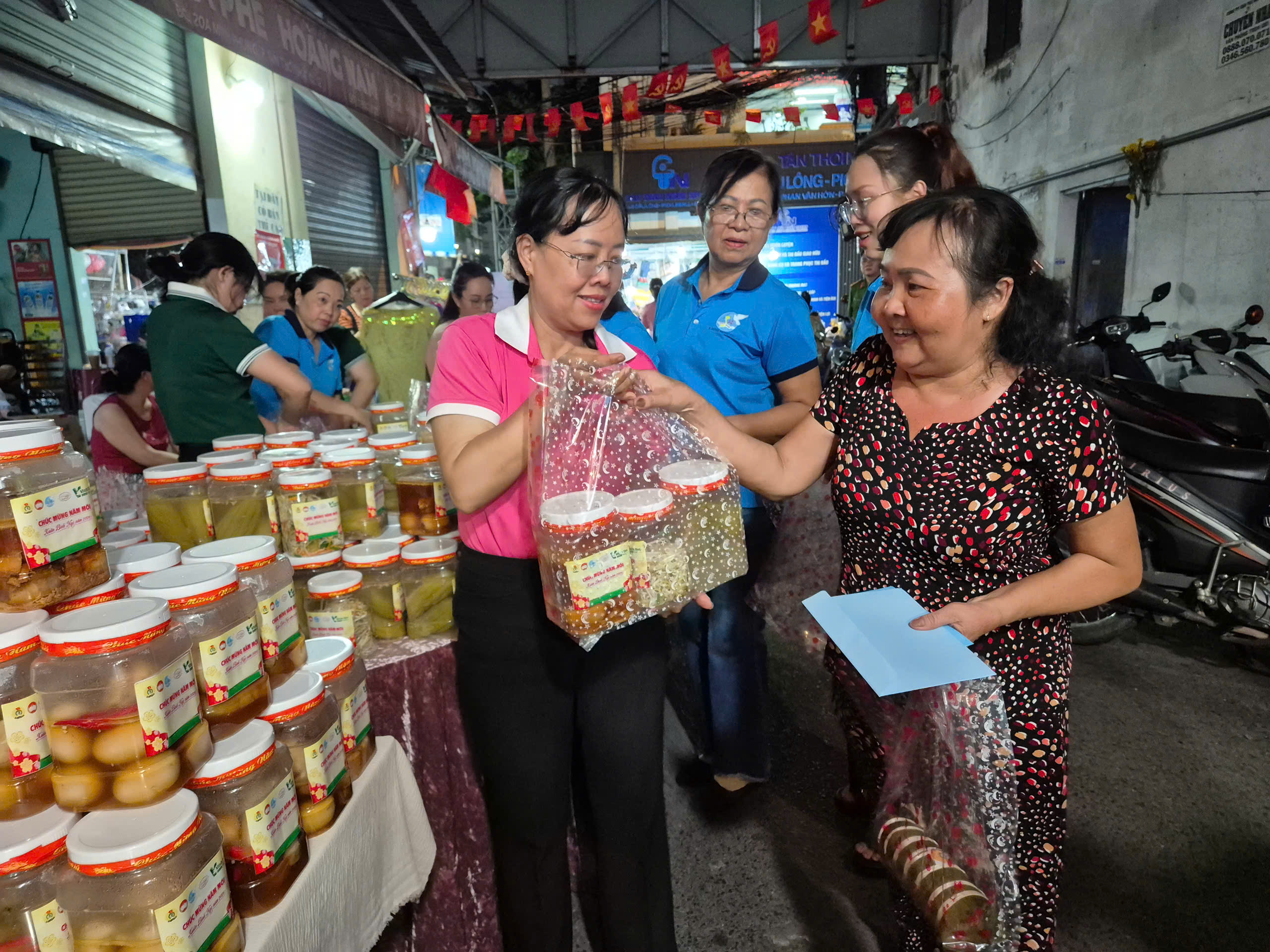 Tết không xa nhà ấp áp của người lao động khó khăn - Ảnh 5.