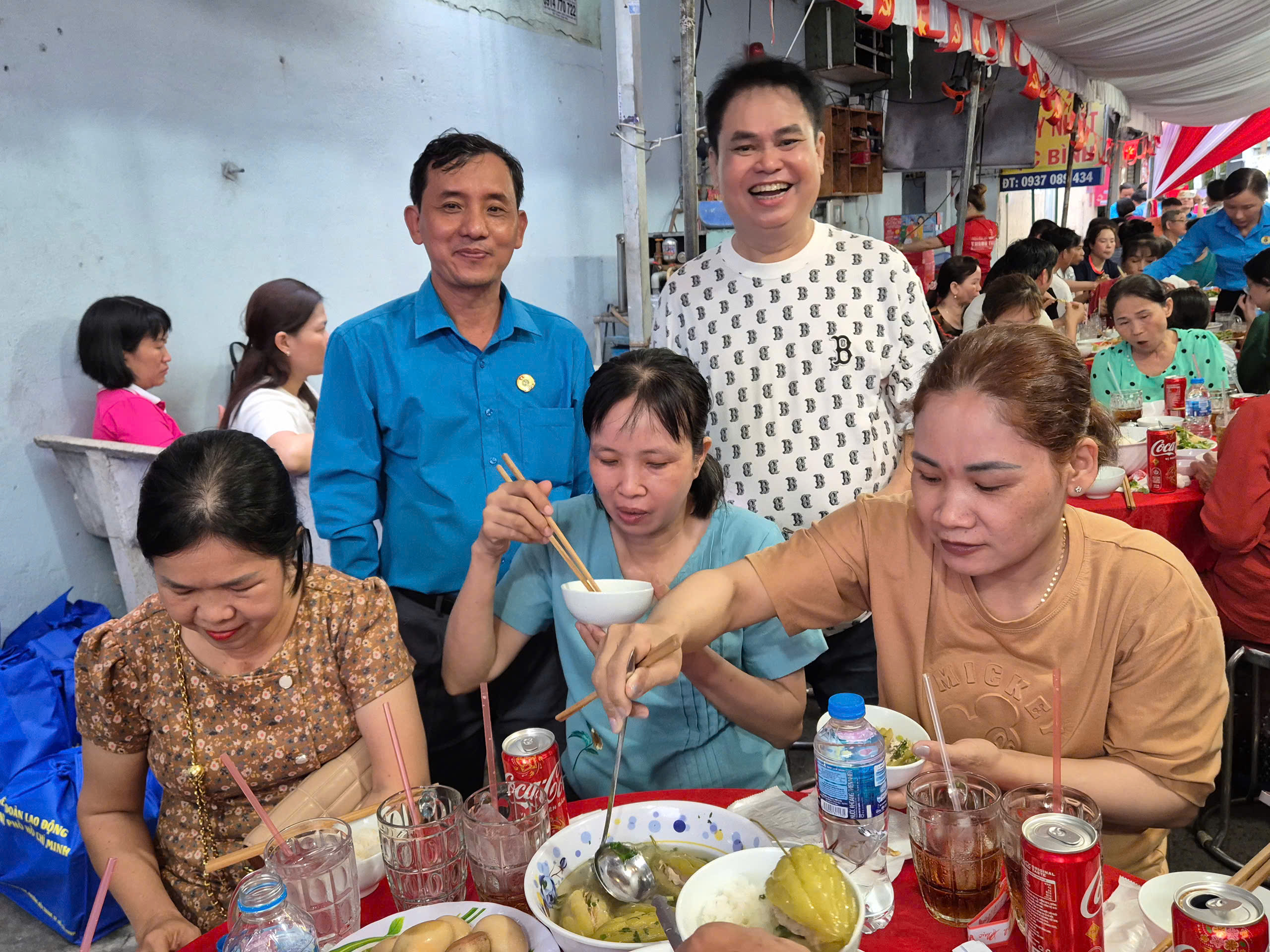 Tết không xa nhà ấp áp của người lao động khó khăn - Ảnh 6.