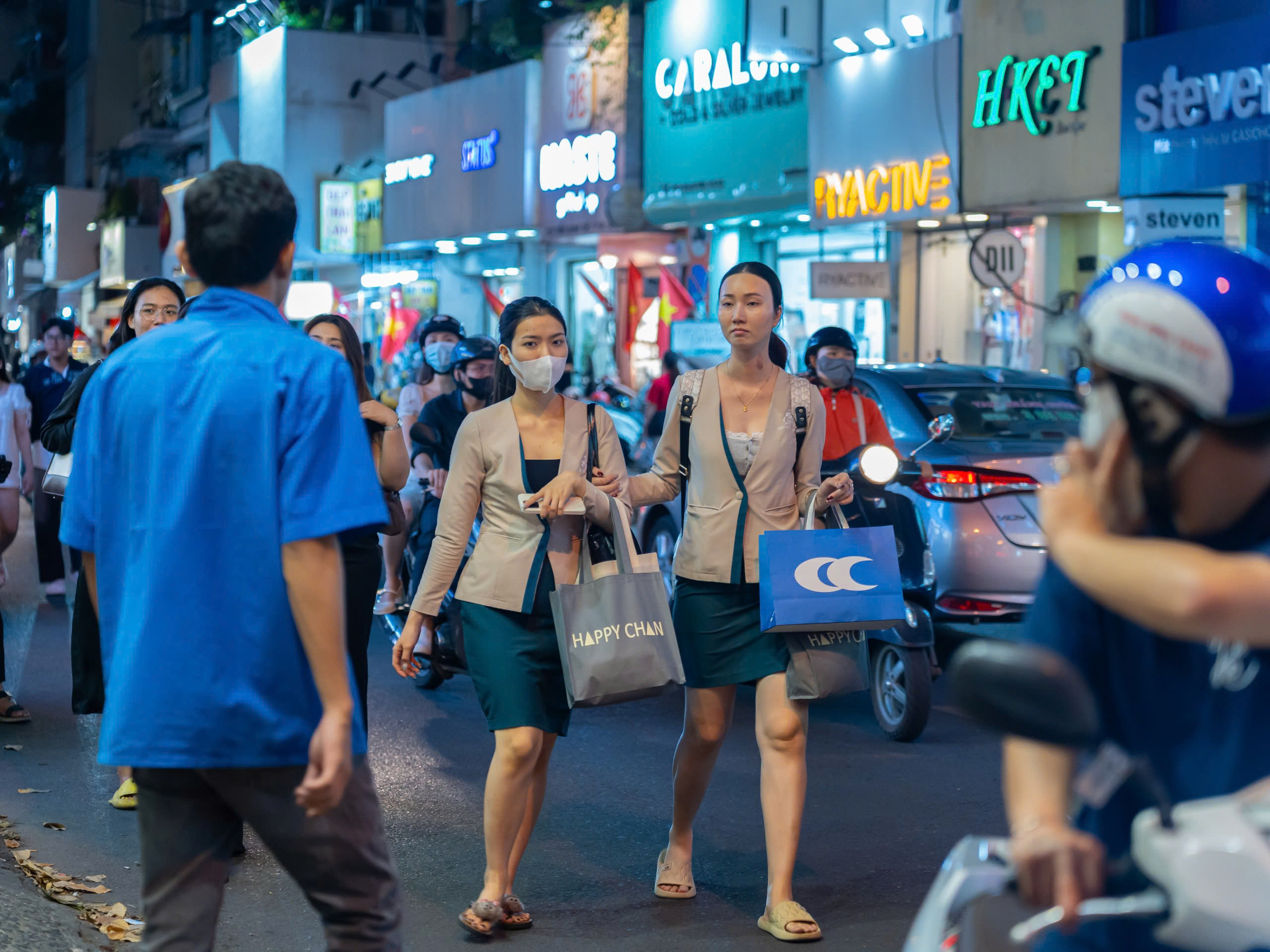 Tối cuối năm, phố thời trang TP.HCM 'vỡ trận' vì người dân sắm tết 4 21 giờ, phố thời trang TP.HCM 'vỡ trận' vì người dân sắm tết - Ảnh 4.