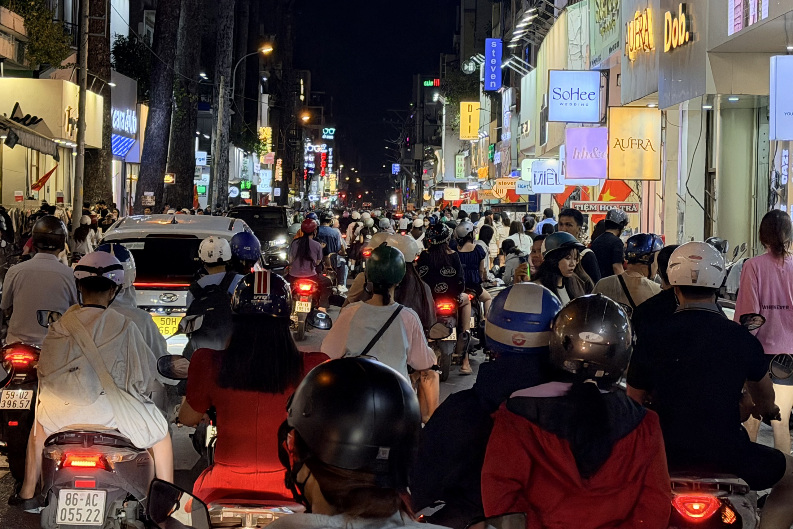 Tối cuối năm, phố thời trang TP.HCM 'vỡ trận' vì người dân sắm tết 6 21 giờ, phố thời trang TP.HCM 'vỡ trận' vì người dân sắm tết - Ảnh 6.