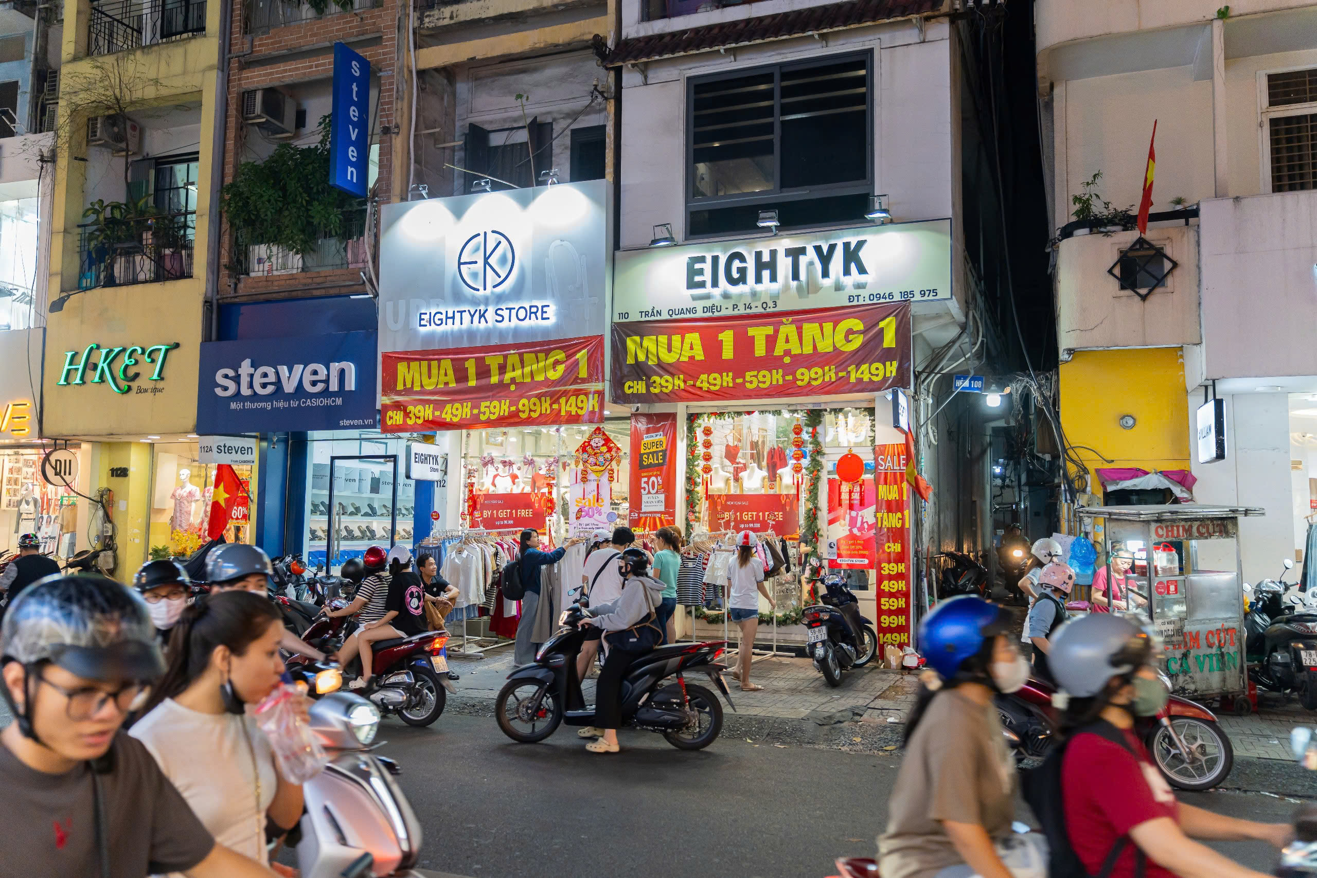 Tối cuối năm, phố thời trang TP.HCM 'vỡ trận' vì người dân sắm tết 8 21 giờ, phố thời trang TP.HCM 'vỡ trận' vì người dân sắm tết - Ảnh 8.