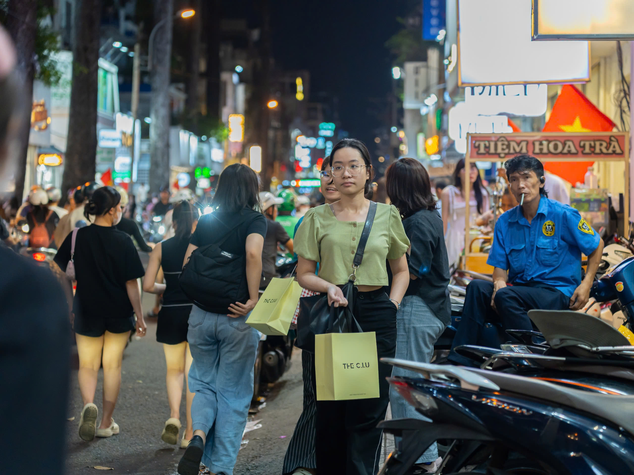 Tối cuối năm, phố thời trang TP.HCM 'vỡ trận' vì người dân sắm tết 9 21 giờ, phố thời trang TP.HCM 'vỡ trận' vì người dân sắm tết - Ảnh 9.