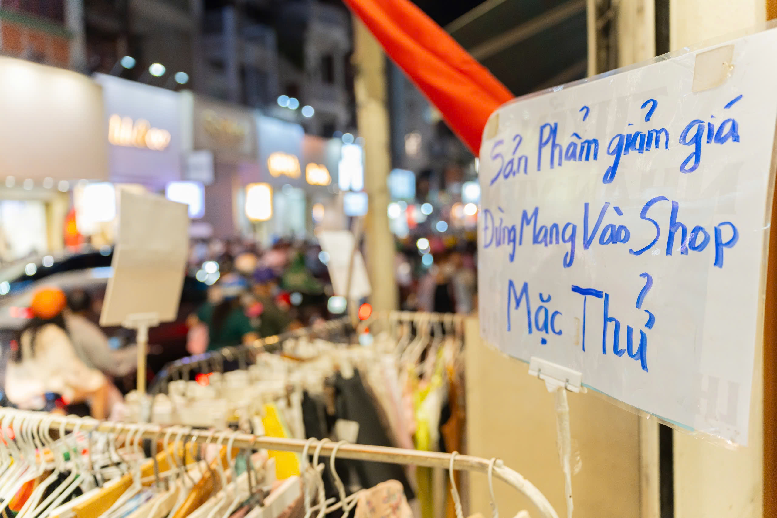 Tối cuối năm, phố thời trang TP.HCM 'vỡ trận' vì người dân sắm tết 10 21 giờ, phố thời trang TP.HCM 'vỡ trận' vì người dân sắm tết - Ảnh 10.