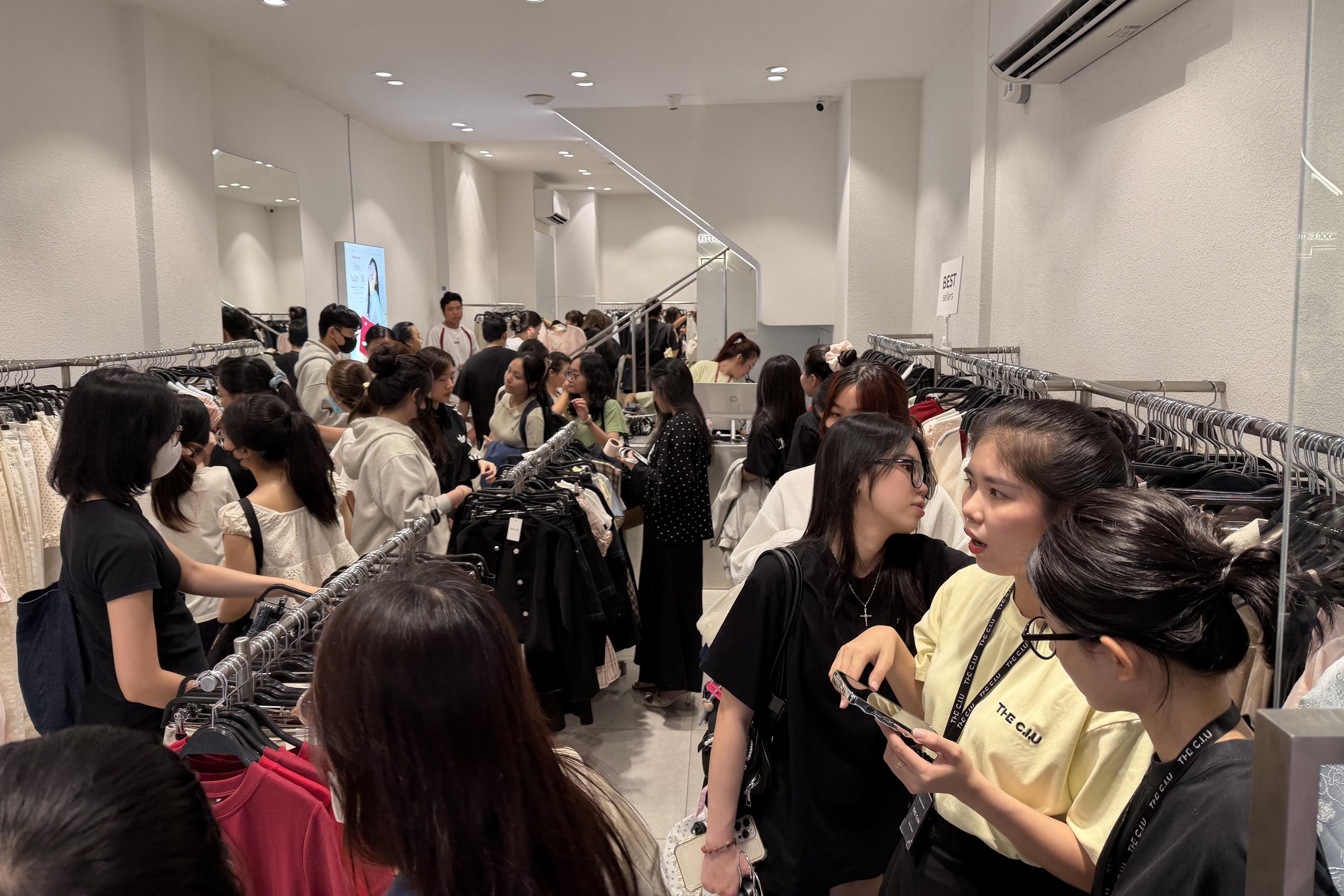 Tối cuối năm, phố thời trang TP.HCM 'vỡ trận' vì người dân sắm tết 11 21 giờ, phố thời trang TP.HCM 'vỡ trận' vì người dân sắm tết - Ảnh 11.