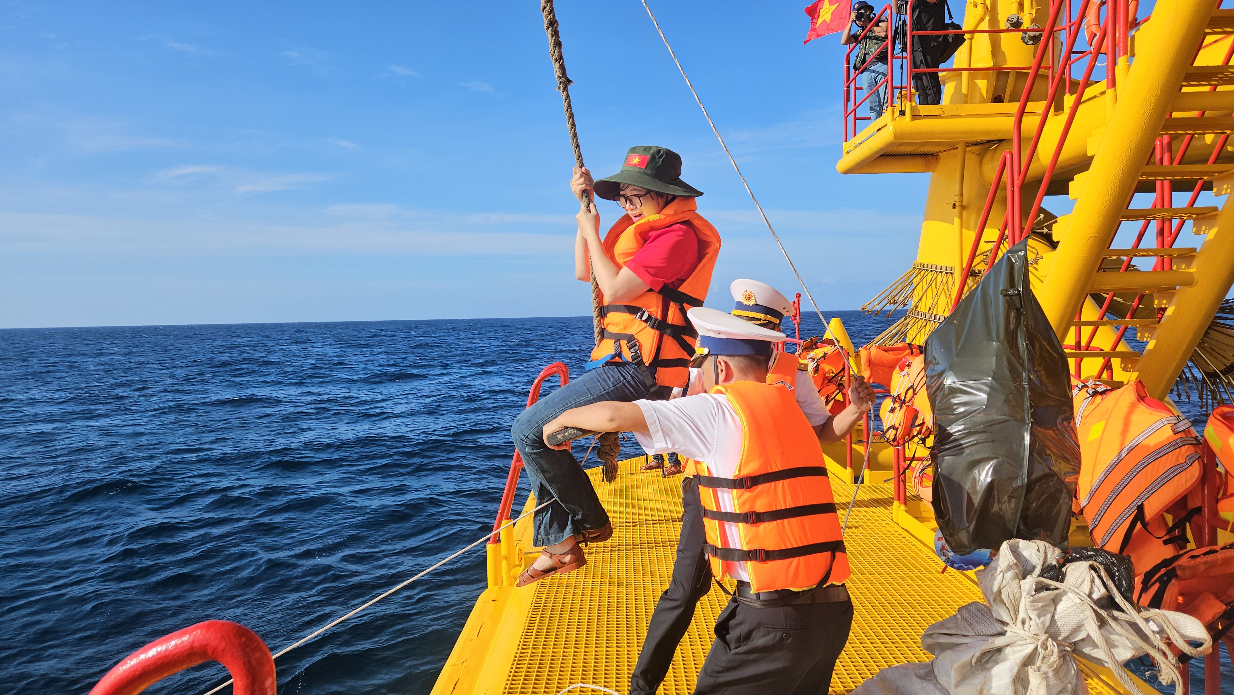 Trải nghiệm đu dây lên nhà giàn DK1 giữa biển khơi đầy phấn khích năm 2026 - Ảnh 13. Trải nghiệm đu dây lên nhà giàn DK1 giữa biển khơi đầy phấn khích năm 2026 - Ảnh 13.