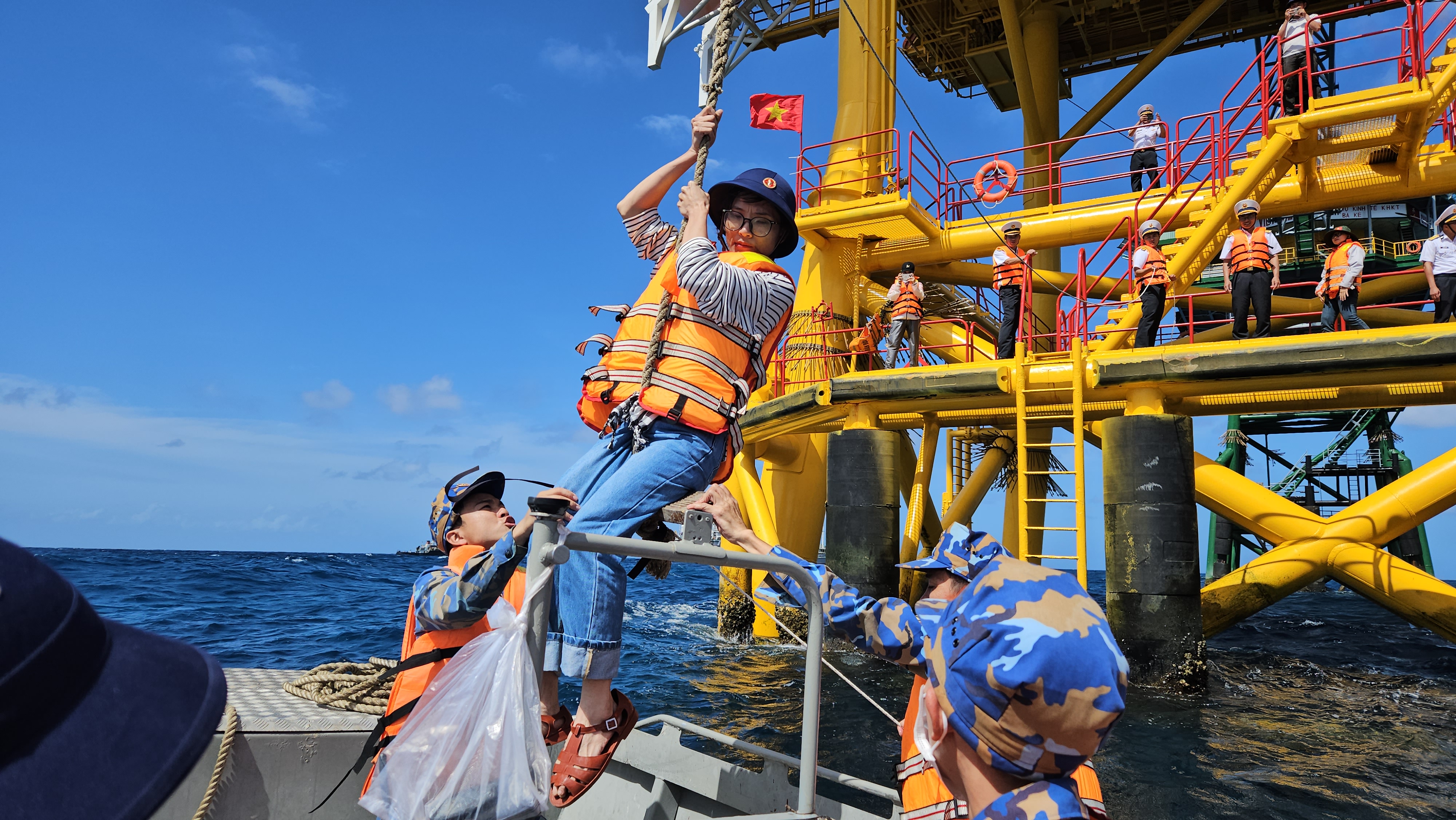 Trải nghiệm đu dây lên nhà giàn DK1 giữa biển khơi đầy phấn khích năm 2026 - Ảnh 14. Trải nghiệm đu dây lên nhà giàn DK1 giữa biển khơi đầy phấn khích năm 2026 - Ảnh 14.