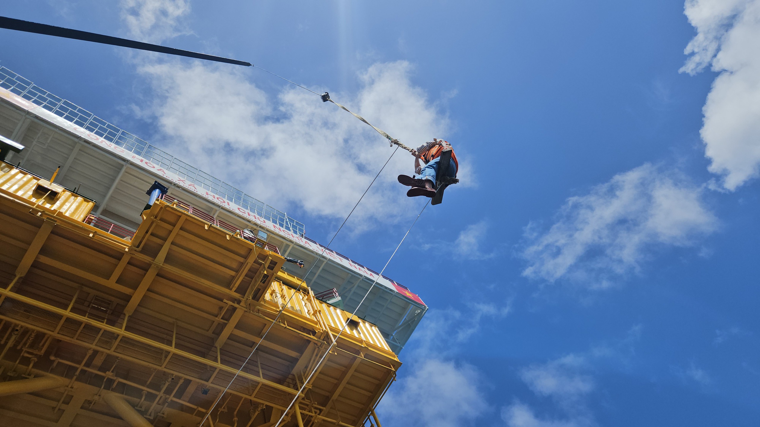 Trải nghiệm đu dây lên nhà giàn DK1 giữa biển khơi đầy phấn khích năm 2026 - Ảnh 15. Trải nghiệm đu dây lên nhà giàn DK1 giữa biển khơi đầy phấn khích năm 2026 - Ảnh 15.