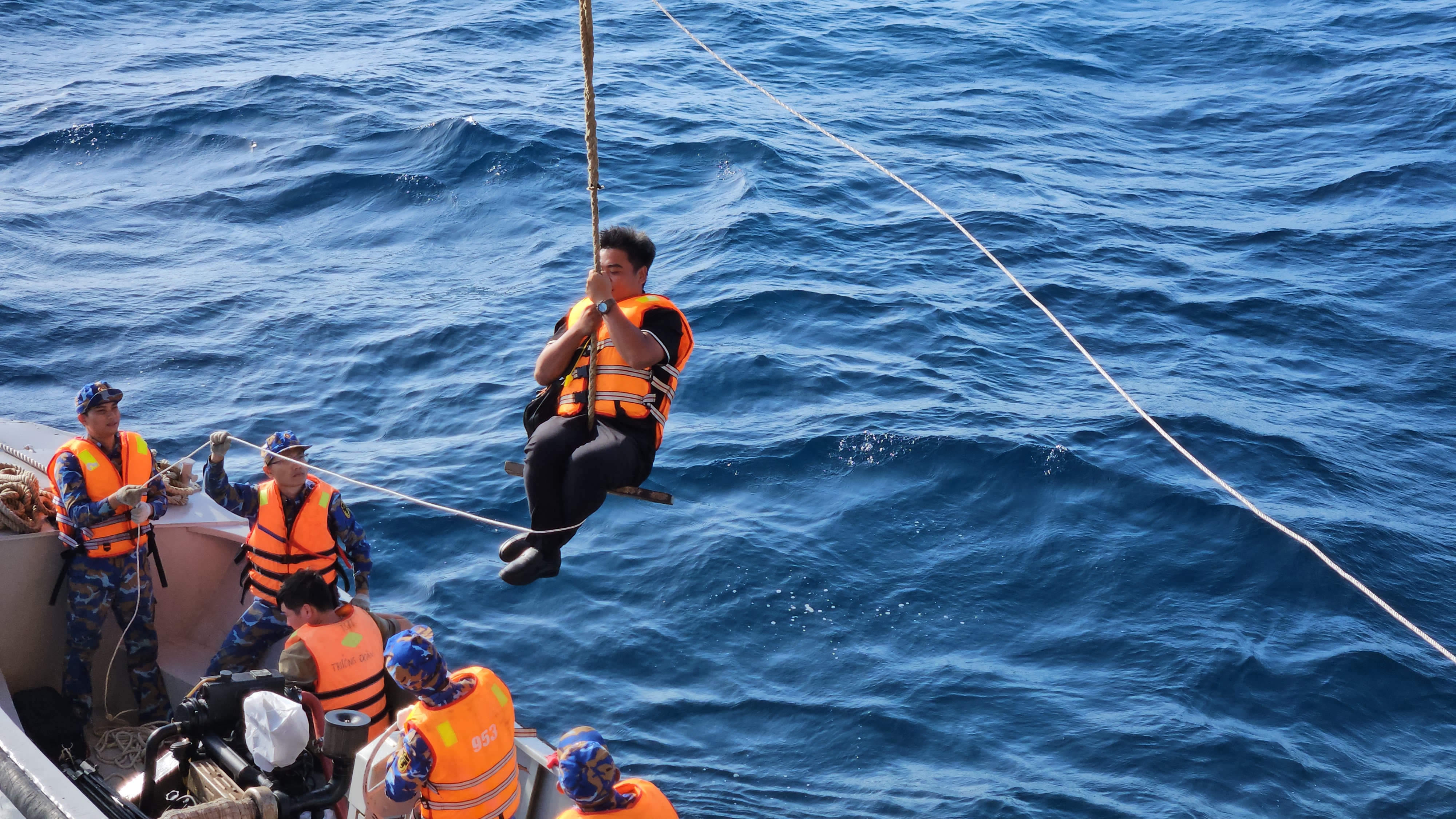 Trải nghiệm đu dây lên nhà giàn DK1 giữa biển khơi đầy phấn khích năm 2026 - Ảnh 16. Trải nghiệm đu dây lên nhà giàn DK1 giữa biển khơi đầy phấn khích năm 2026 - Ảnh 16.