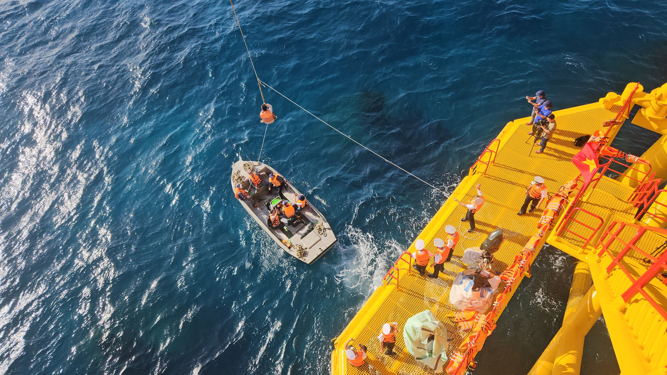 Trải nghiệm đu dây lên nhà giàn DK1 giữa biển khơi đầy phấn khích năm 2026 - Ảnh 17. Trải nghiệm đu dây lên nhà giàn DK1 giữa biển khơi đầy phấn khích năm 2026 - Ảnh 17.