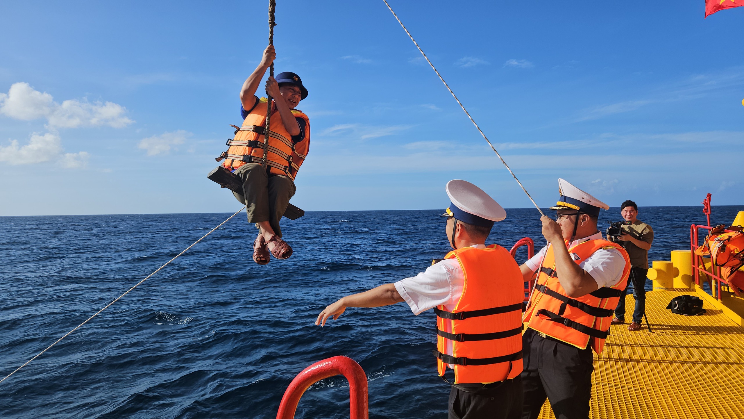 Trải nghiệm đu dây lên nhà giàn DK1 giữa biển khơi đầy phấn khích năm 2026 - Ảnh 18. Trải nghiệm đu dây lên nhà giàn DK1 giữa biển khơi đầy phấn khích năm 2026 - Ảnh 18.