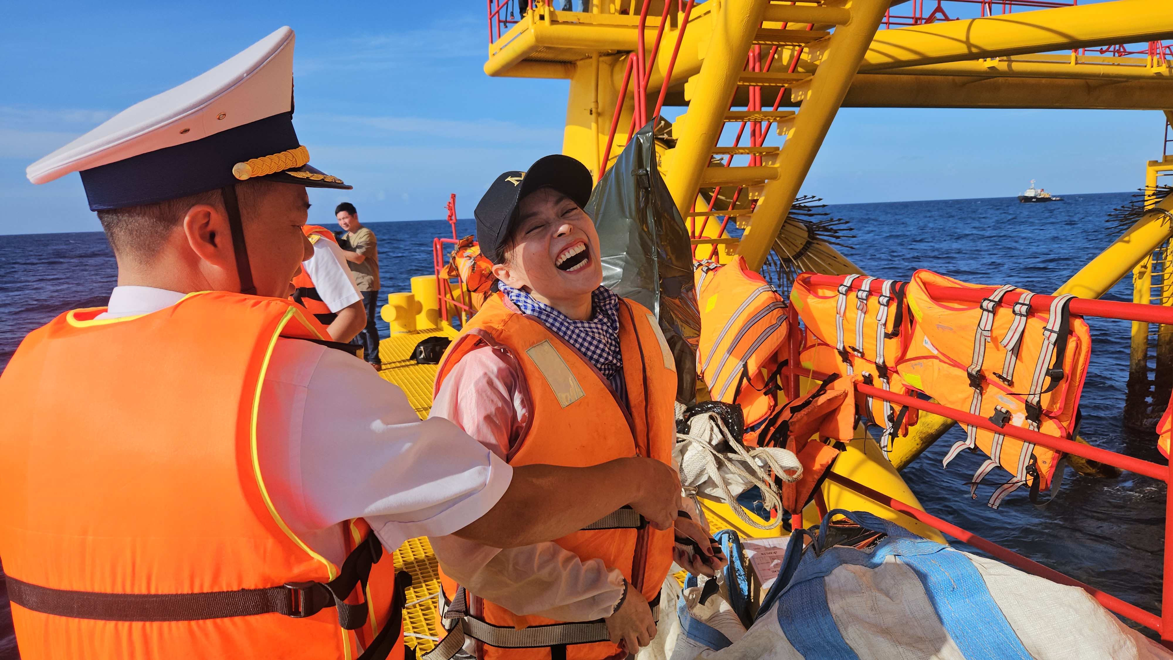 Trải nghiệm đu dây lên nhà giàn DK1 giữa biển khơi đầy phấn khích năm 2026 - Ảnh 20. Trải nghiệm đu dây lên nhà giàn DK1 giữa biển khơi đầy phấn khích năm 2026 - Ảnh 20.