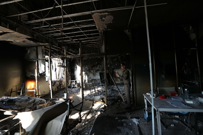 Một phòng làm việc bị phá hủy trong trung tâm lừa đảo ở thị trấn OSmach, Campuchia, hôm 2/2. Ảnh: AP