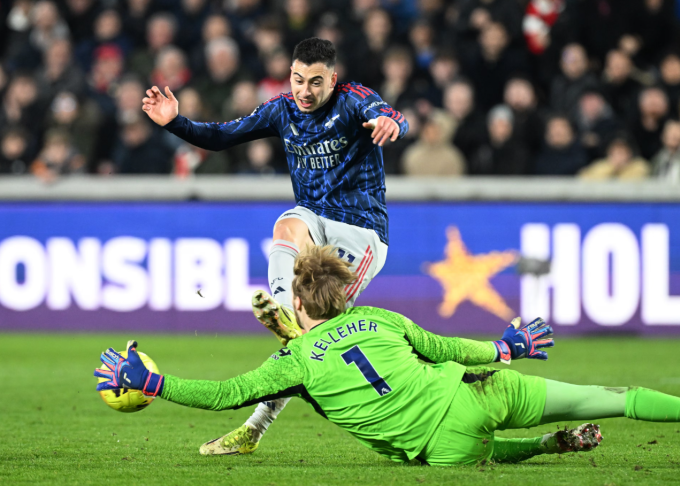 Gabriel Martinelli đặt lòng chân phải bị Caoimhin Kelleher cản ở phút bù thứ ba. Ảnh: Arsenal FC