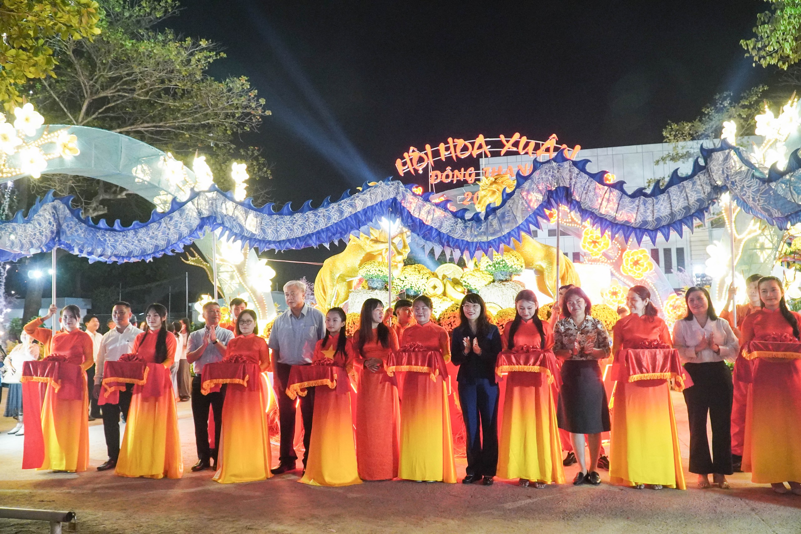 Xã có dân số đông thứ 10 cả nước rộn ràng khai mạc Hội hoa xuân - Ảnh 8.